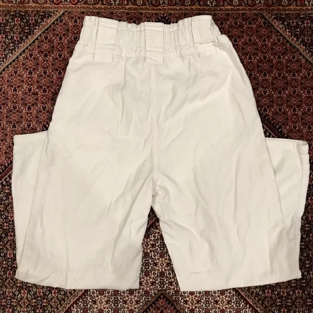 Free People white pants. Elastic waist. Worn twice. - Picture 2 of 3